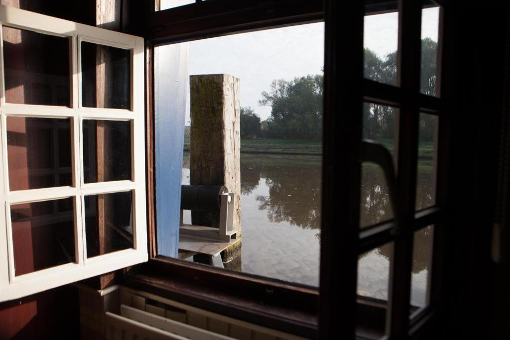 Boat Hotel De Barge Брюж Екстериор снимка