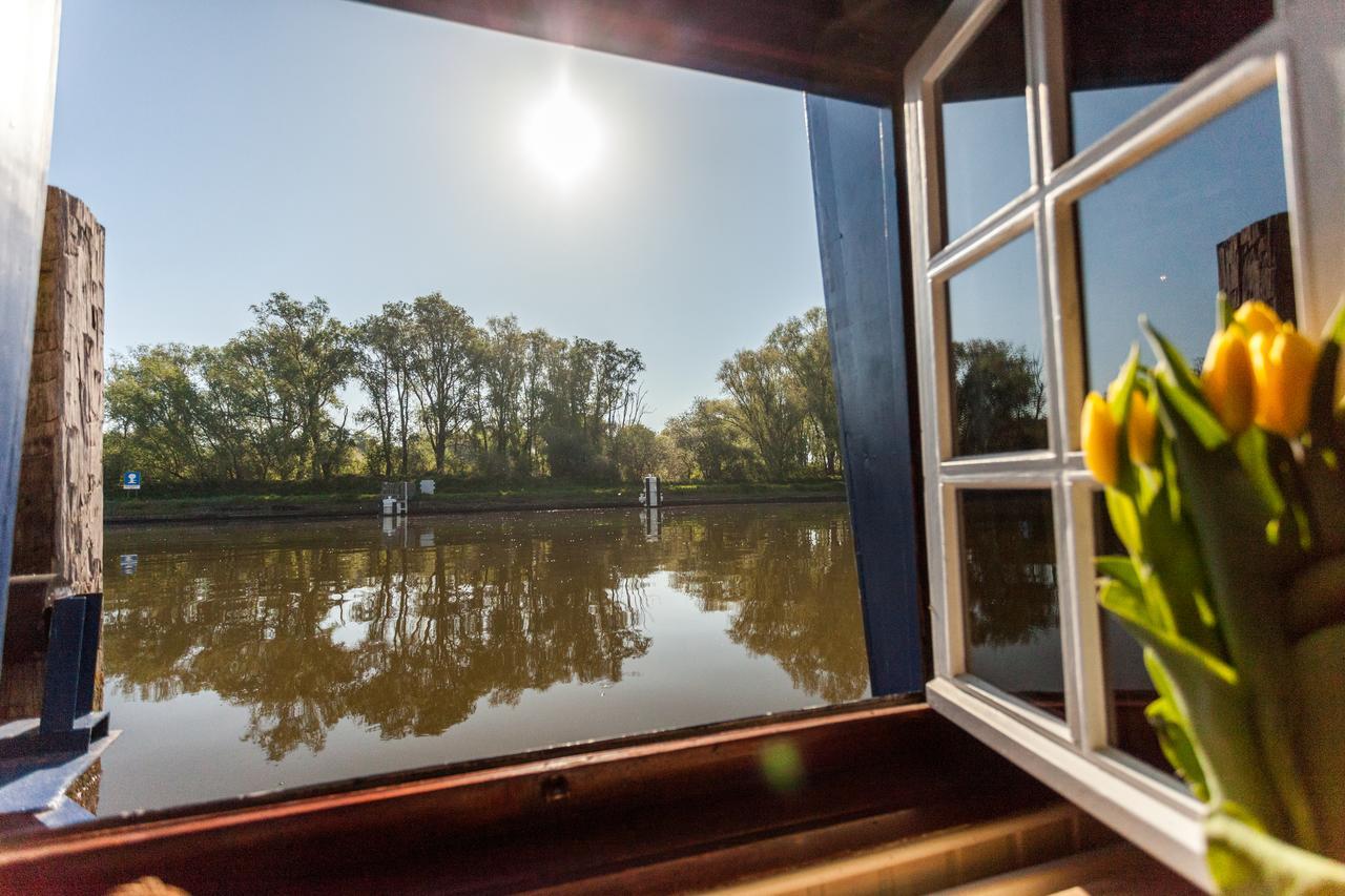Boat Hotel De Barge Брюж Екстериор снимка