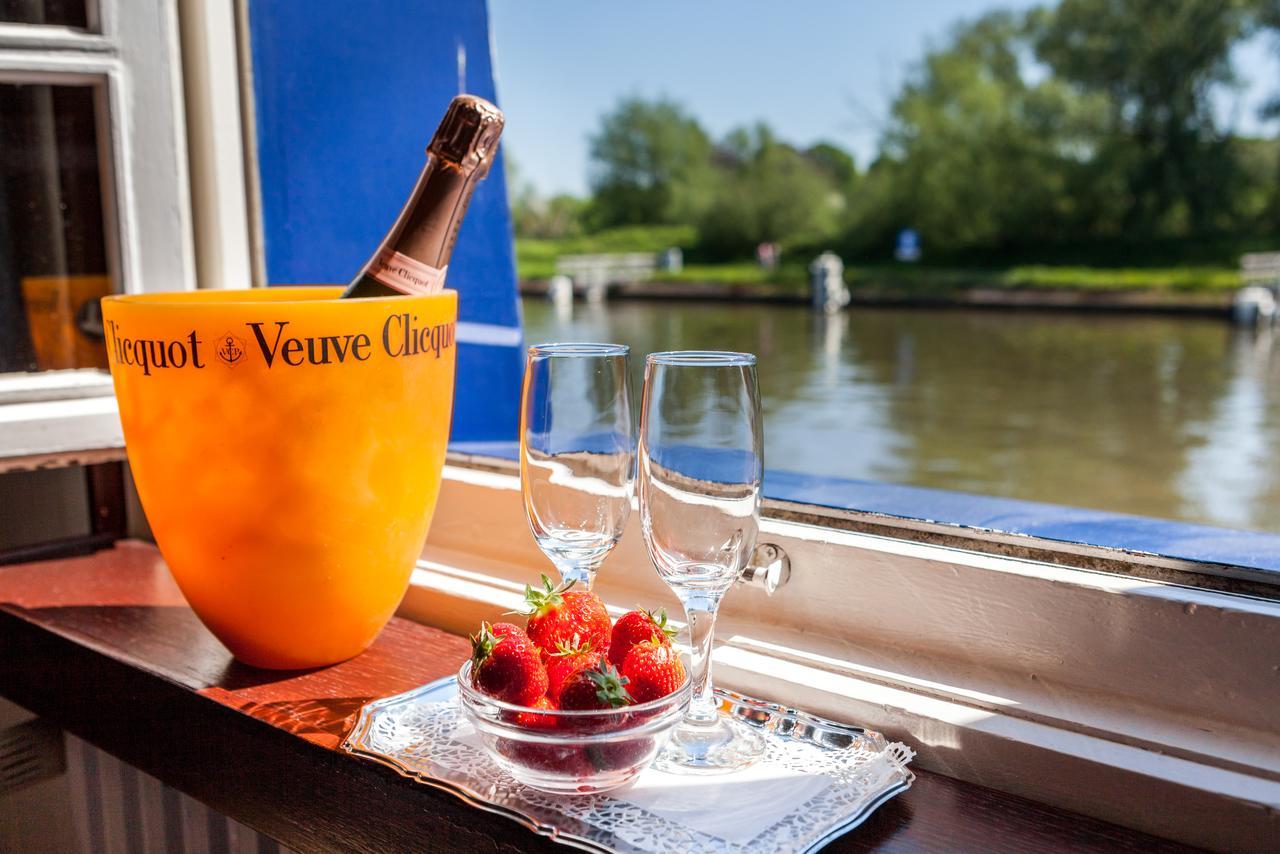 Boat Hotel De Barge Брюж Екстериор снимка