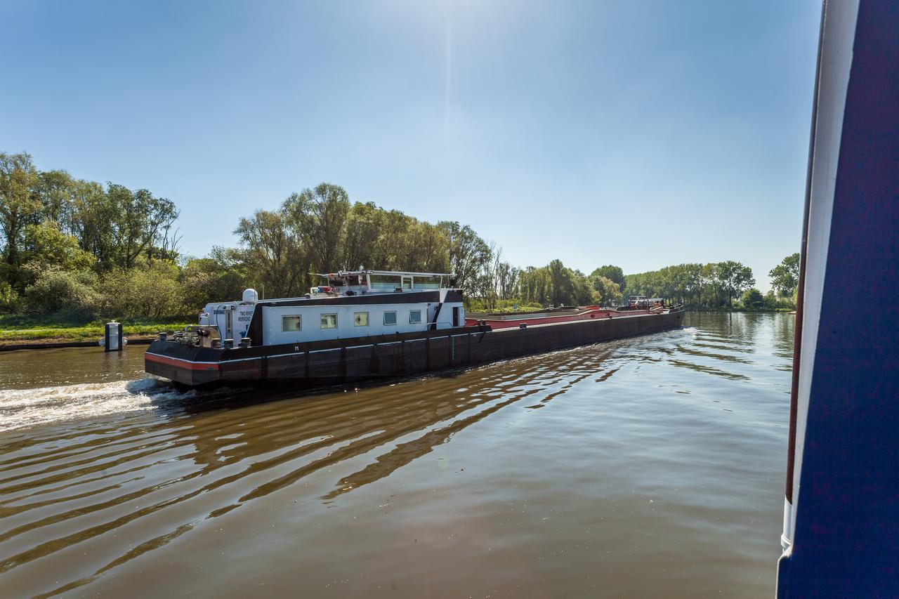 Boat Hotel De Barge Брюж Екстериор снимка